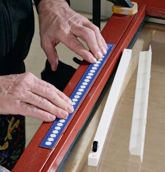 Fönsterventil: Fäst borrmallen på ramen Fönsterventil: Fäst borrmallen på ramen